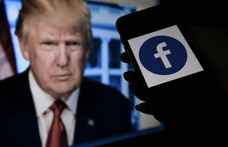 フェイスブックのロゴを表示した携帯電話とトランプ前米大統領（ＡＦＰ時事）