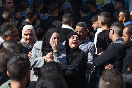 ２６日、ヨルダン川西岸のパレスチナ自治区ジェニンで、イスラエル軍の作戦で死亡した家族を悼む女性（ＡＦＰ時事）