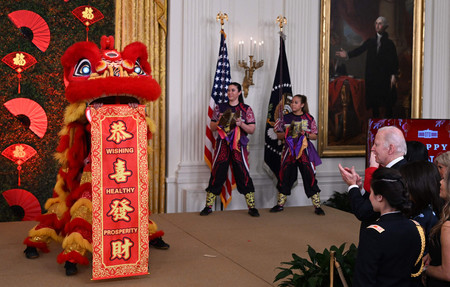 ２６日、ホワイトハウスで獅子舞を見学するバイデン米大統領（ＡＦＰ時事）