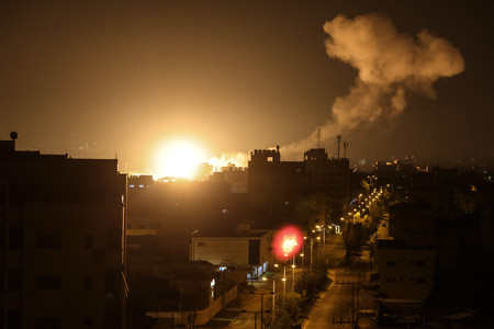 ２７日、イスラエル軍による空爆を受けるパレスチナ自治区ガザ（ＡＦＰ時事）