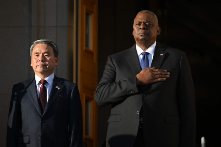 韓国の李鐘燮・国防相（左）とオースティン米国防長官＝２０２２年１１月、ワシントン（ＡＦＰ時事）