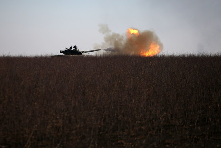 ２６日、ウクライナ東部バフムト近郊で砲撃するウクライナ軍の戦車（ＡＦＰ時事）
