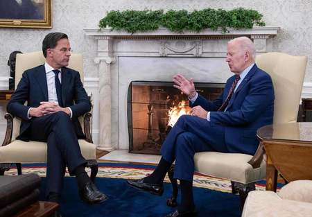 ホワイトハウスの執務室でオランダのルッテ首相と会談するバイデン米大統領＝１７日、ワシントン（ＡＦＰ時事）