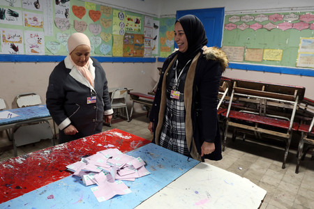２９日、チュニスでチュニジア議会選決選投票の開票作業を行う当局者（ＥＰＡ時事）