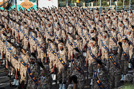テヘランで行われた軍事パレードで敬礼するイランの革命防衛隊＝イラン大統領府が２０１９年９月に提供（ＡＦＰ時事）