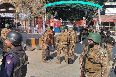 ３０日、パキスタン北西部ペシャワルで起きた爆発の現場付近で、警戒に当たる治安要員（ＡＦＰ時事）