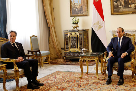 ３０日、カイロで、エジプトのシシ大統領（右）と会談するブリンケン米国務長官（ＡＦＰ時事）