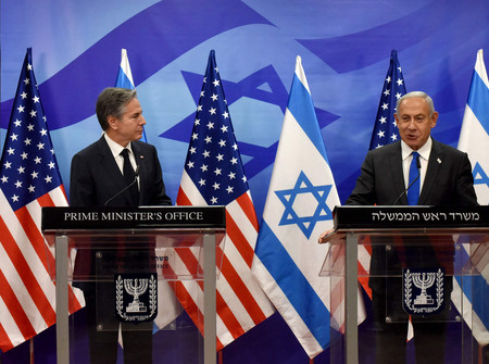 ３０日、エルサレムで共同記者会見を行うブリンケン米国務長官（左）とイスラエルのネタニヤフ首相（ＡＦＰ時事）
