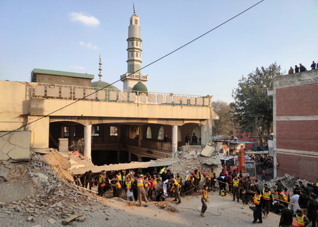 ３０日、爆発のあったパキスタン北西部ペシャワルのモスク（イスラム礼拝所）で救助に当たる人々（ＥＰＡ時事）