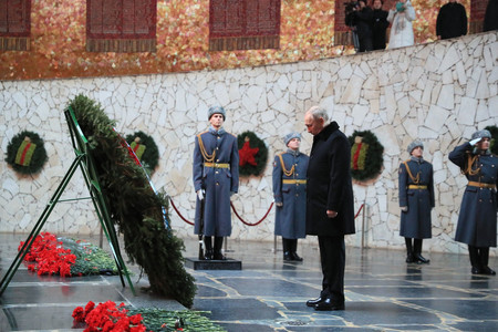 ２日、ロシア南部ボルゴグラードにある戦勝記念公園「ママエフの丘」で献花するプーチン大統領（ＡＦＰ時事）