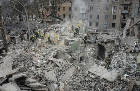２日、ウクライナ東部クラマトルスクで、ミサイル攻撃で崩壊した住宅（ロイター時事）