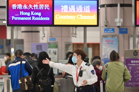 中国広東省深※(※ツチヘンに川)と香港を結ぶ出入境検査場=1月8日(AFP時事)