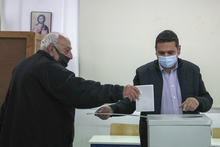 ５日、キプロス共和国の首都ニコシアで、大統領選の一票を投じる有権者（ＡＦＰ時事）