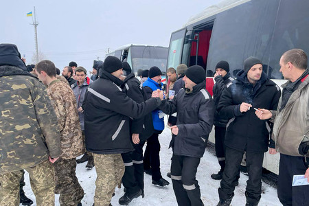 ４日、ロシアとの捕虜交換で帰還したウクライナ兵（ウクライナ大統領府長官が提供）＝撮影地不明（ＡＦＰ時事）