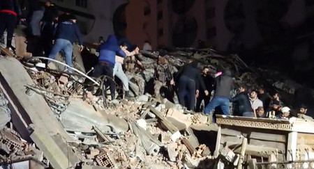６日、トルコ南東部ディヤルバクルで、地震の被災者の捜索活動に当たる人々（ＡＦＰ時事）