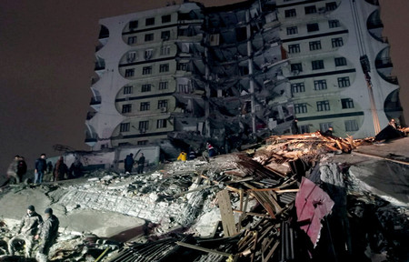 ６日、大地震で破壊されたトルコ南東部ディヤルバクルの建物（ＥＰＡ時事）