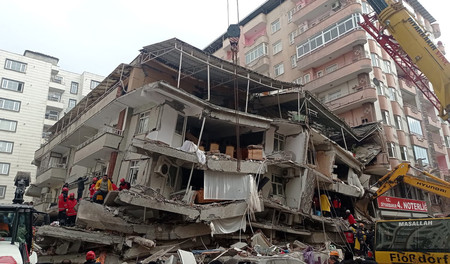 ６日、トルコ南東部ディヤルバクルで、大地震で崩壊した建物の中の生存者を捜索する救助隊員（ＥＰＡ時事）