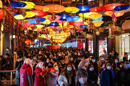 元宵節（小正月）を迎えた５日、人出でにぎわう中国・上海の観光地「豫園」周辺（ＡＦＰ時事）
