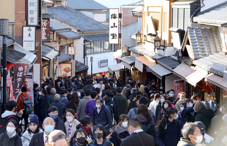 観光客で混雑する清水坂＝２０２２年１２月、京都市東山区