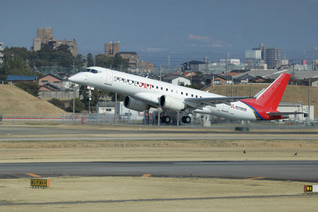 三菱航空機の小型ジェット旅客機「スペースジェット」の試験機=2020年3月18日、愛知県豊山町の県営名古屋空港