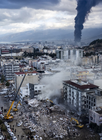 ７日、トルコ南部ハタイ県の大地震被災地（ＥＰＡ時事）