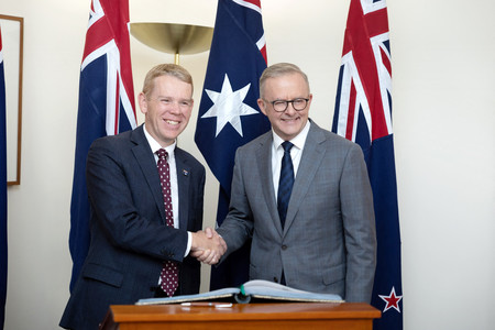 ７日、キャンベラで、共同記者会見を前に握手するニュージーランドのヒプキンス首相（左）とオーストラリアのアルバニージー首相（ＡＦＰ時事）