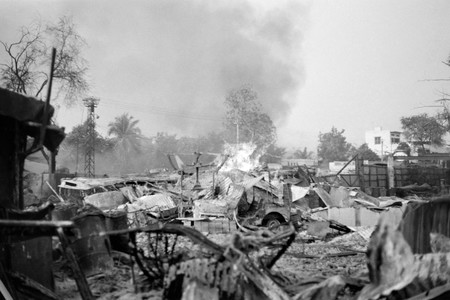 テト攻勢の戦闘で炎上する当時の南ベトナムの首都サイゴン（現ホーチミン）近郊＝１９６８年２月（ＡＦＰ時事）