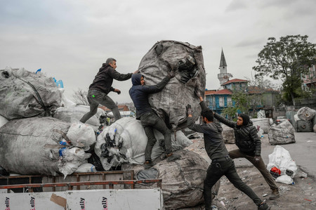 ごみ収集に当たるトルコのアフガニスタン難民＝２０２１年１１月、イスタンブール（ＡＦＰ時事）