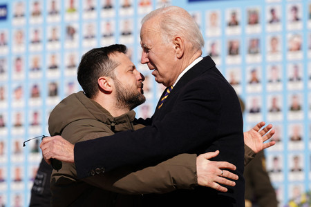 ２０日、ウクライナの首都キーウ（キエフ）を訪れ、ゼレンスキー大統領（左）に出迎えられるバイデン米大統領（ＡＦＰ時事）