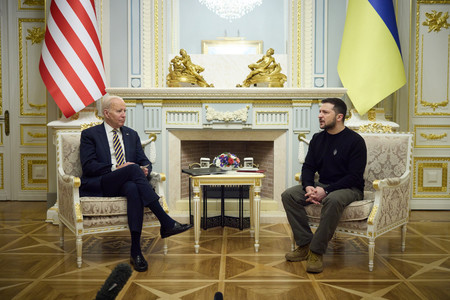 キーウ（キエフ）で会談するバイデン米大統領（左）とウクライナのゼレンスキー大統領＝ウクライナ大統領府が２０日提供（ＥＰＡ時事）