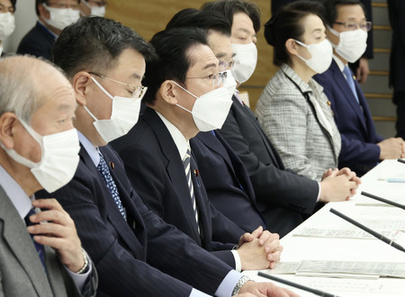 月例経済報告等に関する関係閣僚会議に臨む岸田文雄首相（左から３人目）ら＝２１日午後、首相官邸