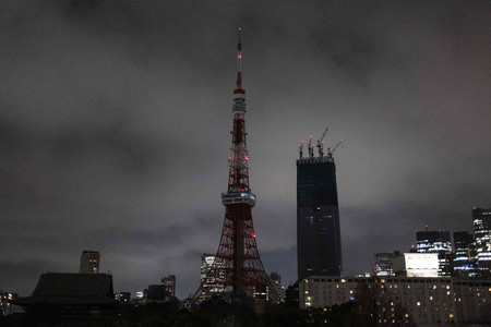 政府による「電力需給逼迫（ひっぱく）警報」発令を受け、節電のため消灯した東京タワー（２０２２年３月２２日、東京都内）（ＡＦＰ時事）
