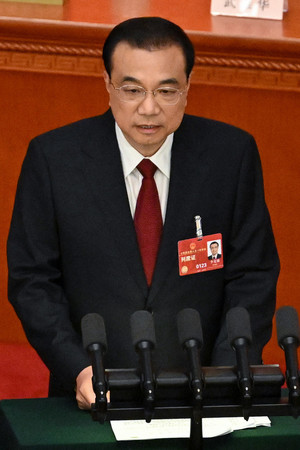 ５日、中国・北京の人民大会堂で開幕した全国人民代表大会で政府活動報告を行う李克強首相（ＡＦＰ時事）