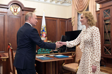 ロシアのプーチン大統領（左）とリボワベロワ大統領全権代表（子供の権利担当）＝２０２２年３月、モスクワ（ＡＦＰ時事）