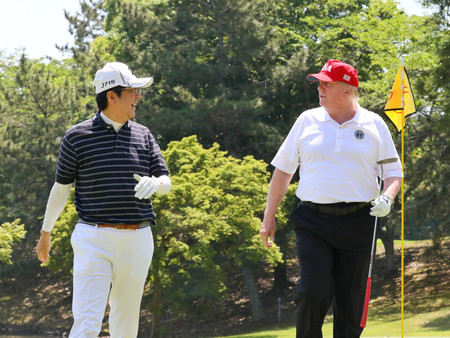 ゴルフを楽しむ安倍晋三首相（左）とトランプ米大統領（肩書きはいずれも当時）＝２０１９年５月、千葉県茂原市（内閣広報室提供）
