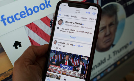 １７日、スマートフォンに表示されたトランプ前米大統領のフェイスブックのページ（ＡＦＰ時事）