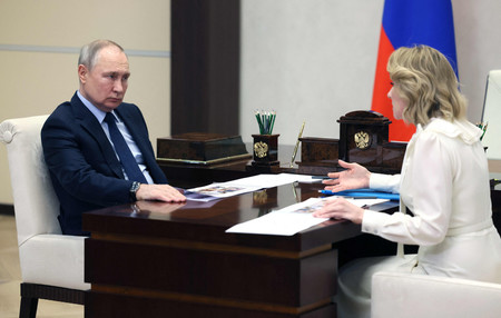 ロシアのプーチン大統領（左）とリボワベロワ大統領全権代表（子供の権利担当）＝２月１６日、モスクワ郊外（ＡＦＰ時事）