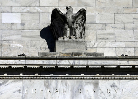 米連邦準備制度理事会(FRB)本部正面にあるワシの彫像=2022年1月、ワシントン(AFP時事)