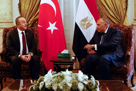 １８日、エジプト・カイロで会談するシュクリ外相（右）とトルコのチャブシオール外相（ＡＦＰ時事）