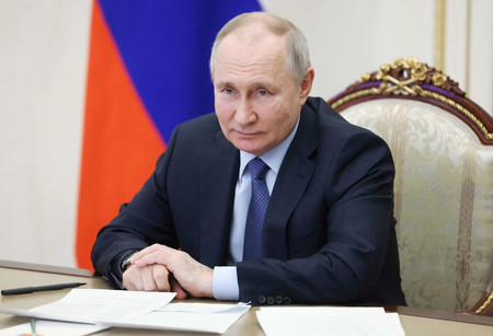 １７日、モスクワからウクライナ南部クリミア半島の社会・経済発展に関するオンライン会議を主宰するロシアのプーチン大統領（ＡＦＰ時事）