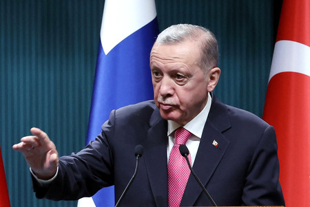 １７日、アンカラで記者会見に臨むトルコのエルドアン大統領（ＡＦＰ時事）