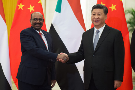 国際刑事裁判所（ＩＣＣ）から逮捕状を出されながら訪中したスーダンのバシル大統領（当時）と握手する中国の習近平国家主席（右）＝２０１８年９月、北京（ＡＦＰ時事）