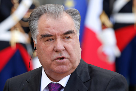 中央アジア・タジキスタンのラフモン大統領＝２０２１年１０月、パリ（ＡＦＰ時事）