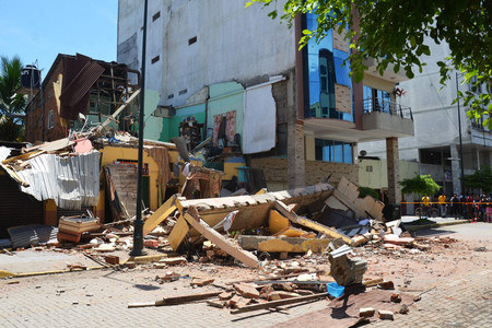 １８日、地震によって破壊されたエクアドル南西部マチャラの建物（ＡＦＰ時事）