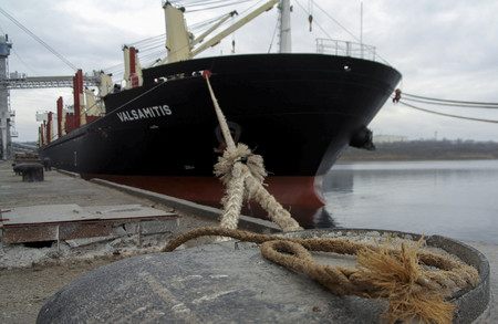 ウクライナ南部オデッサ近郊の港に、穀物を積載し停泊する貨物船＝２月１８日（ＥＰＡ時事）