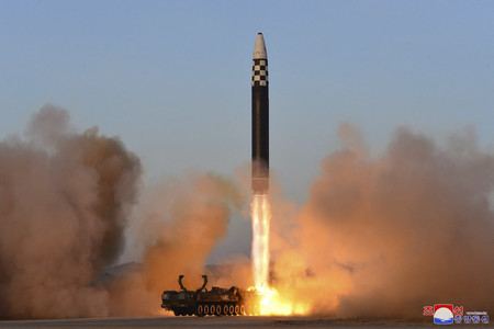 １６日、北朝鮮が発射した大陸間弾道ミサイル（ＩＣＢＭ）「火星１７」（朝鮮中央通信が配信）（ＡＦＰ時事）