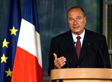 ２００３年８月２９日、パリのエリゼ宮で演説するシラク仏大統領（ＡＦＰ時事）