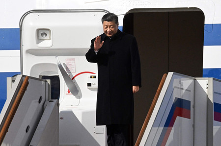 ２０日、モスクワの空港に到着した中国の習近平国家主席（ＡＦＰ時事）