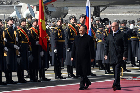 ２０日、モスクワの空港で開かれた歓迎式典に臨む中国の習近平国家主席（中央）とロシアのチェルニシェンコ副首相（ＡＦＰ時事）