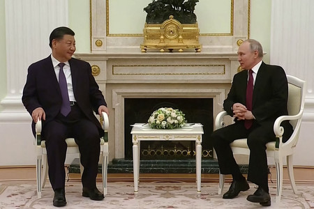 モスクワで会談する中国の習近平国家主席（左）とロシアのプーチン大統領（ロシア国営メディアが２０日に公開した映像より）（ＡＦＰ時事）